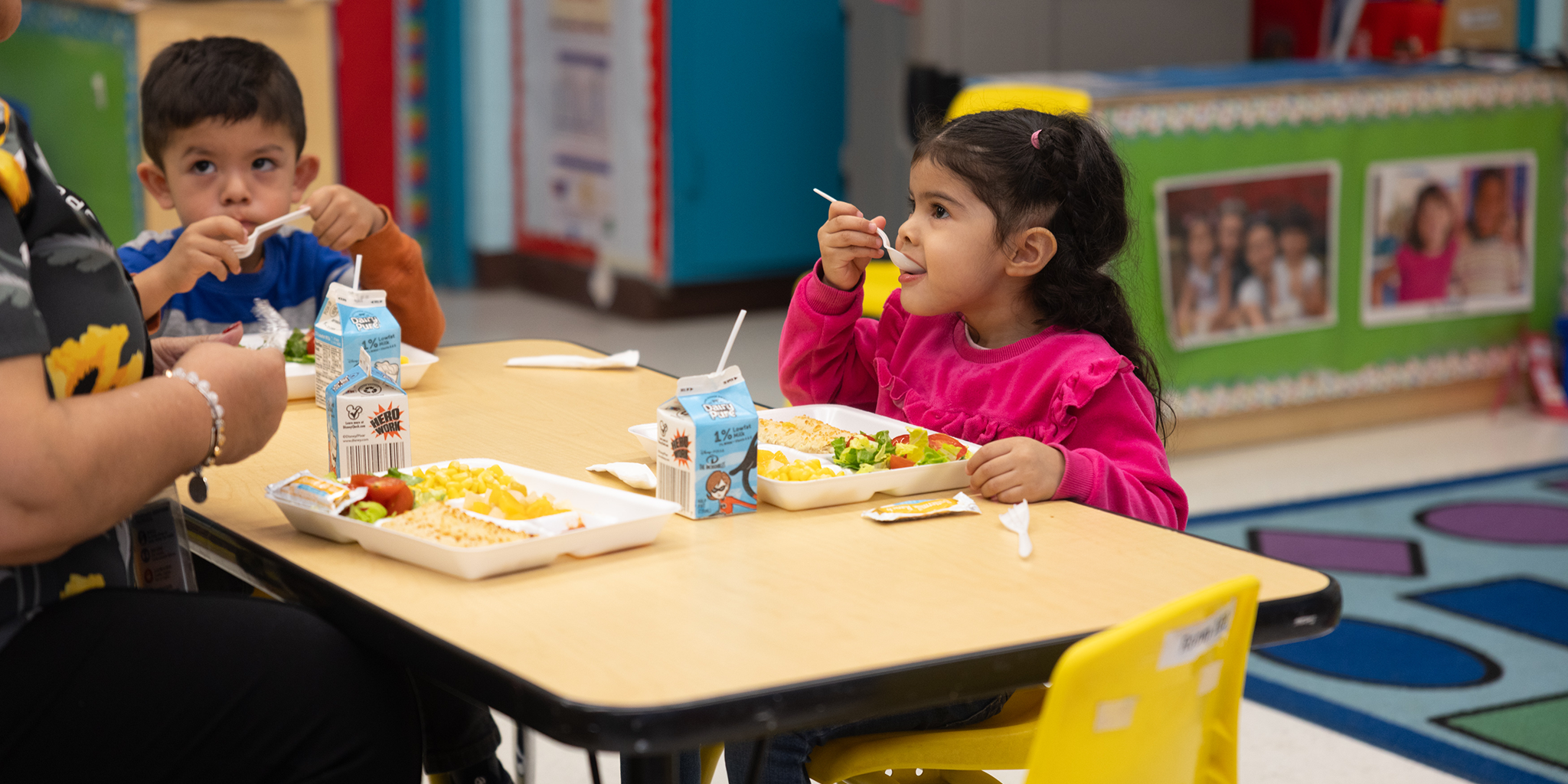Girl eating - Avance San Antonio