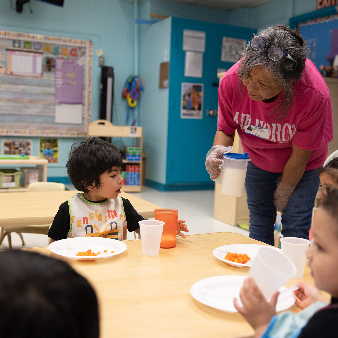 Teacher-and-Kids-Avance-San-Antonio.webp